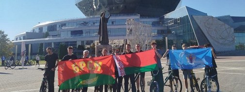 Велопробег с возложением цветов к стеле «Минск-город-герой»